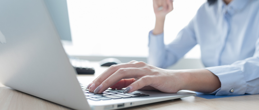 1660723084169804.jpg 攝圖網_500709615_wx_正在打字使用電腦工作手部特寫(非企業(yè)商用).jpg